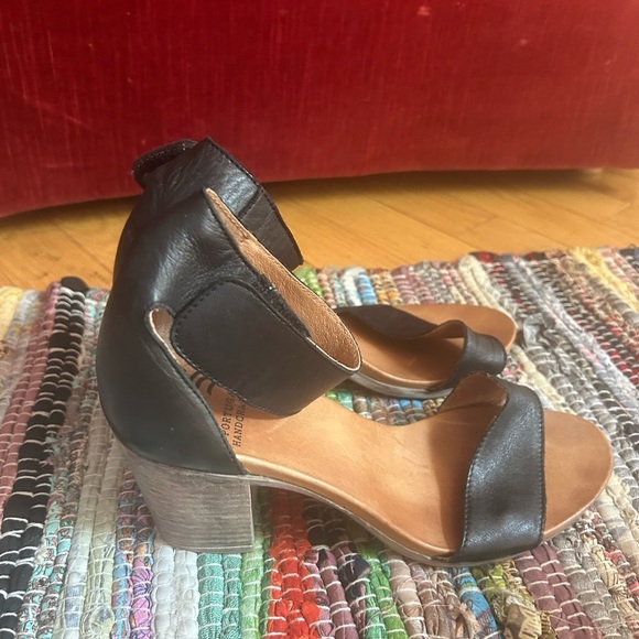 EOS Black and Tan Leather Sandals 39/8.5 - Picture 3 of 16